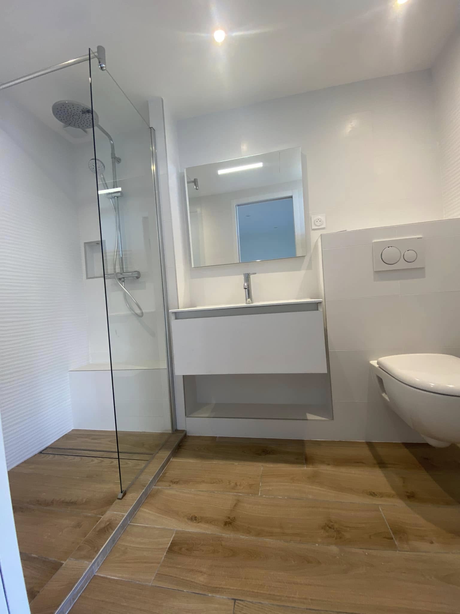 Salle de bains rénovée — réalisation HIPOLEM