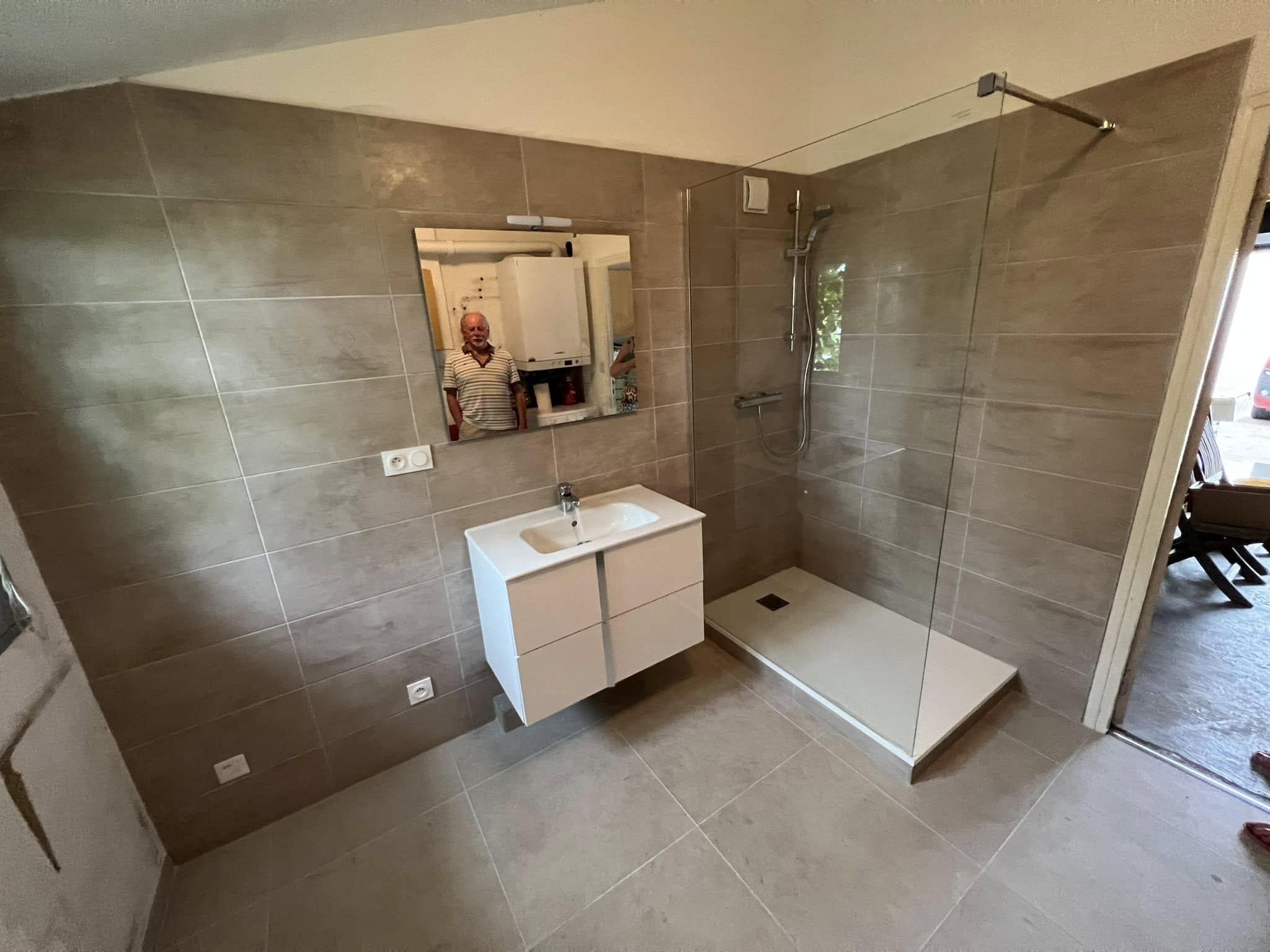 Meuble vasque suspendu et miroir lumineux